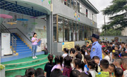 歹徒来了，这所幼儿园这样做......